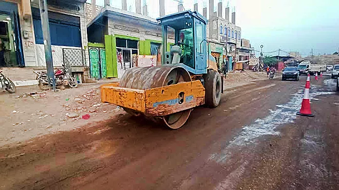إستمرار سير العمل بمشروع صيانة وإعادة تأهيل الشارع الرئيسي لمدينة قعطبة في الضالع